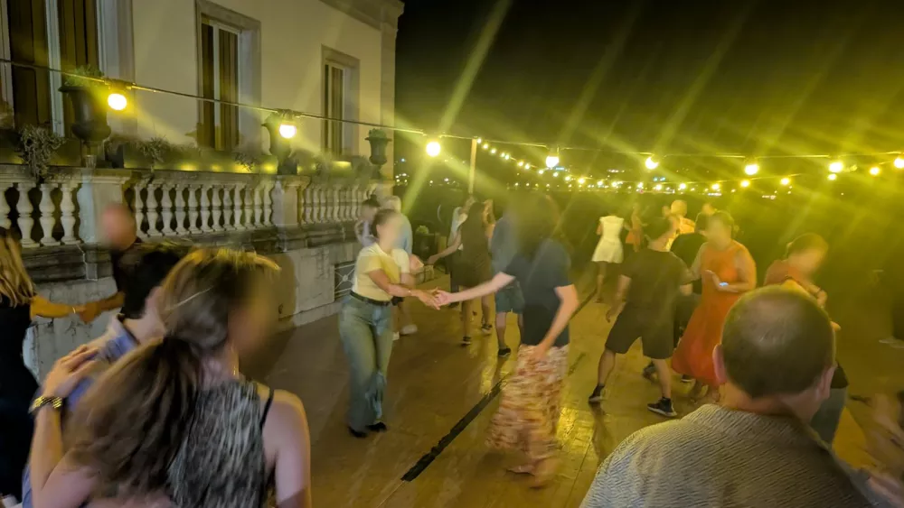 Danseurs de Lindy Hop lors d'une soirée swing en plein air à la Perle du Lac à Genève