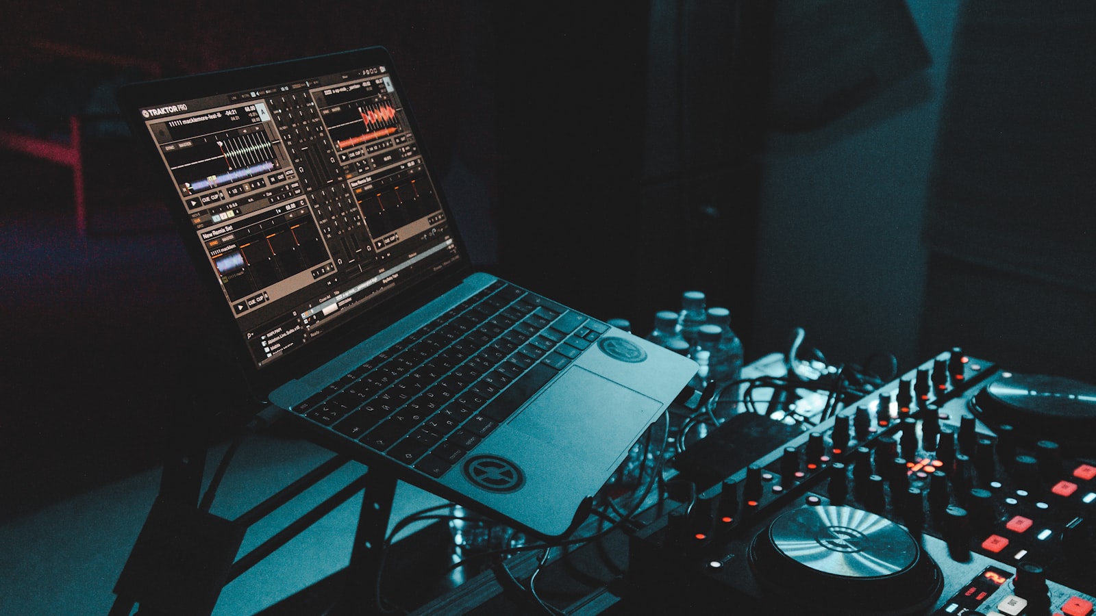Ordinateur portable posé sur une table de mixage DJ